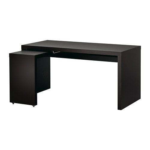 MALM Schreibtisch mit Ausziehplatte  Die Ausziehplatte bietet zusätzliche Arbeitsfläche. 