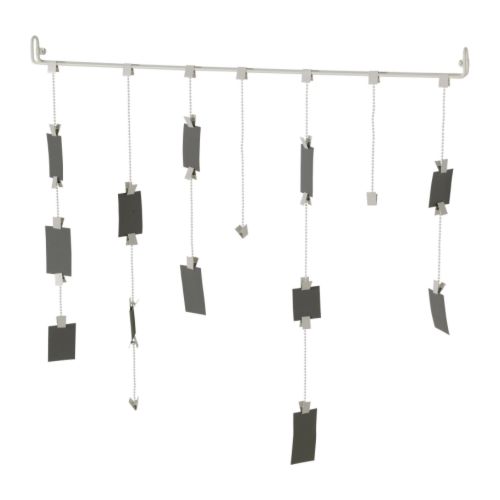 FISKEVIK Portafotos IKEA Se incluyen 30 clips; para colgar hasta 15 fotos.  Las cadenas son fáciles de cortar al largo deseado. 