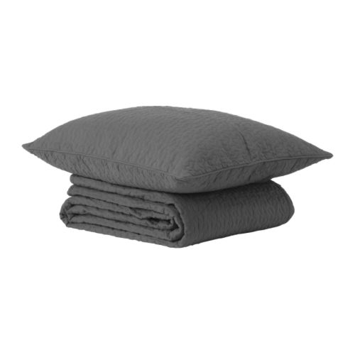 ALINA Päiväpeitto+tyynynpäällinen IKEA Pehmusteensa ansiosta päiväpeitto ja tyynynpäällinen ovat erityisen pehmeitä. 