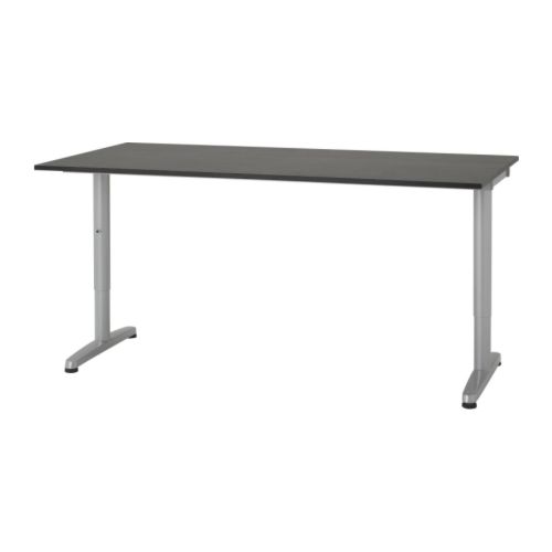 GALANT Työpöytä IKEA 10 vuoden takuu.   Lisätietoja ja takuuehdot takuuvihkosessa.  Suuren pöytälevyn ääressä on paljon tilaa työskennellä. 