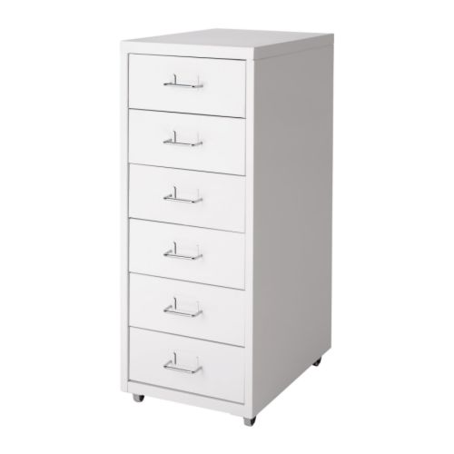 HELMER Laatikosto + pyörät IKEA Jokaisessa laatikossa pidike etiketille.   Etikettien ansiosta tavarat pysyvät järjestyksessä ja ne on helppo löytää. 