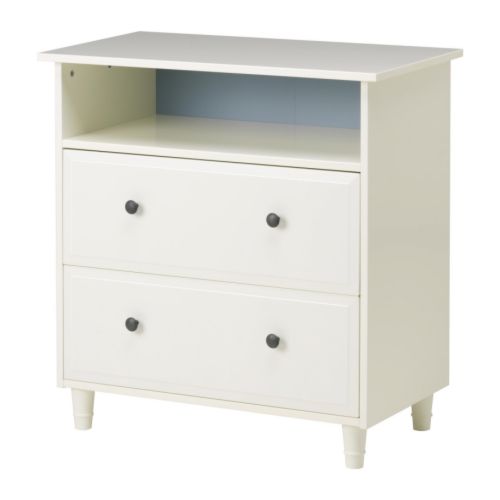 HEMNES Lipasto IKEA Laatikonpysäytin estää laatikkoa tulemasta kokonaan ulos ja putoamasta. 