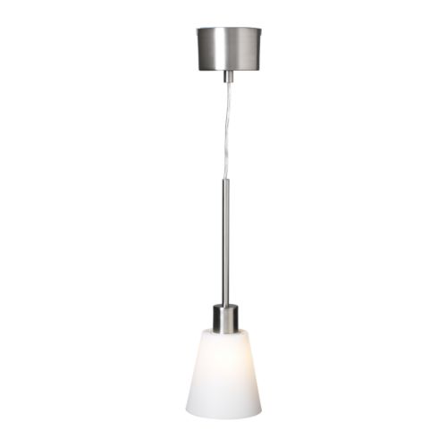 JANUARI Ripustinsarja+heijastussuoja IKEA Varjostimen sisään jäävän muovisen heijastussuojan ansiosta valo ei häikäise. 