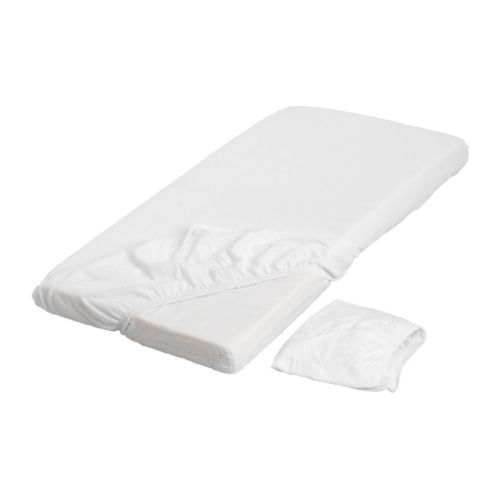 LEN Muotoonommeltu lakana pinnasänkyyn IKEA Resori pitää lakanan tasaisesti patjan päällä. 