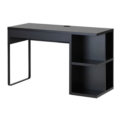 MICKE Työpöytä, jossa säilytystilaa IKEA Takana olevan johtoaukon ansiosta johdot ja jatkojohdot ovat piilossa mutta tarvittaessa käden ulottuvilla. 