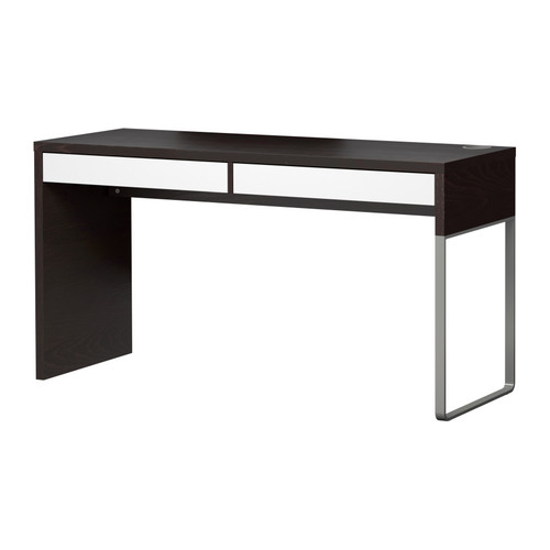 MICKE Työpöytä IKEA Pitkän pöydän ääreen saa helposti työtilaa kahdelle. 