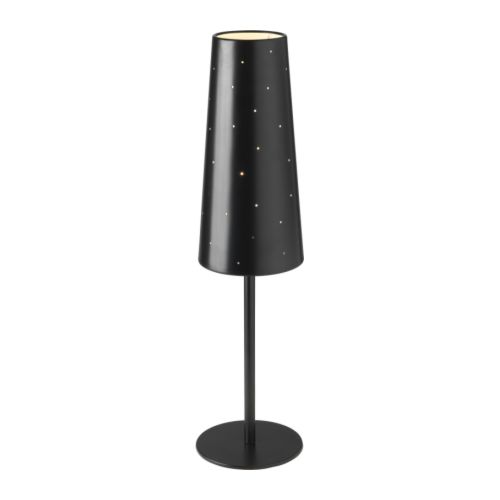TALLVIK Pöytävalaisin IKEA Valo heijastuu kauniisti rei'itetyn varjostimen läpi. 