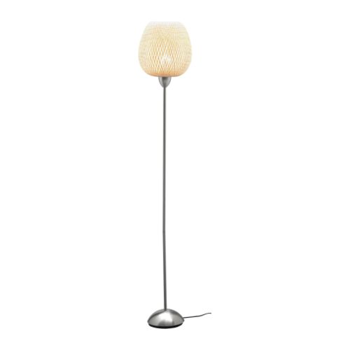 BÖJA Lampadaire IKEA Abat-jour en bambou tressé projetant des motifs décoratifs au mur.  Abat-jour fait main.   Chaque pièce est unique. 