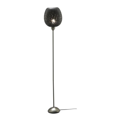 BÖJA Lampadaire IKEA Abat-jour en bambou tressé projetant des motifs décoratifs au mur. 