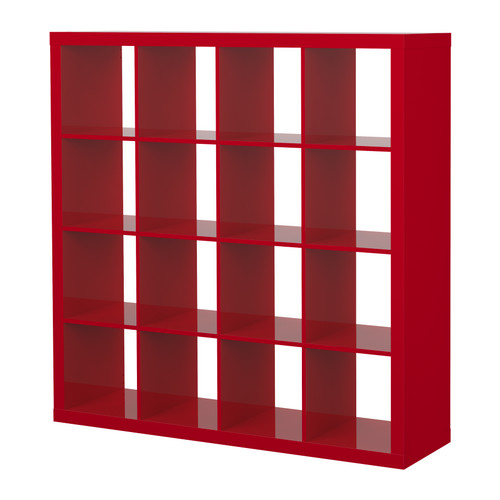 EXPEDIT Étagère IKEA Les surfaces très brillantes reflètent la lumière et donnent un aspect très vivant. 