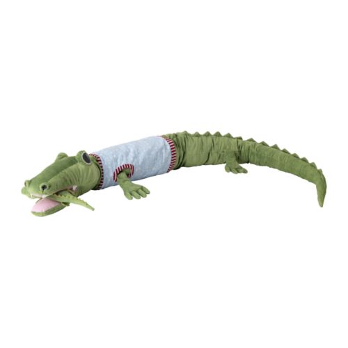 FABLER KROKODIL Jouet câlin IKEA Toutes les peluches savent faire des câlins, consoler, jouer et écouter.   De plus, elles sont fiables et sûres. 
