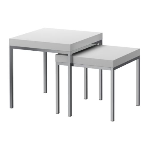 KLUBBO Tables gigognes, lot de 2 IKEA Rangées les unes sous les autres, les tables prennent peu de place. 