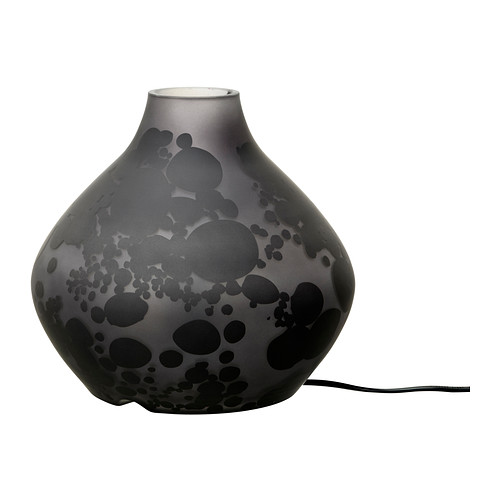 KOPPAR Lampe de table IKEA Donne une lumière douce et tamisée. 