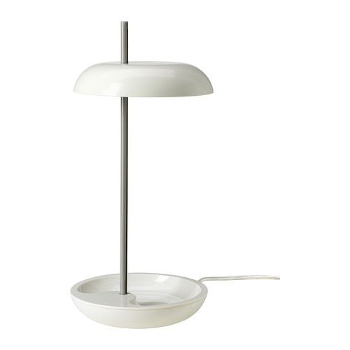 LEKARYD Lampe de table à LED IKEA Utilisez la coupe à la base de la lampe comme vide-poche. 