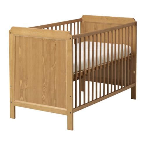 LEKSVIK Lit bébé IKEA 2 hauteurs de sommier possibles.  Un des côtes du lit est amovible. 