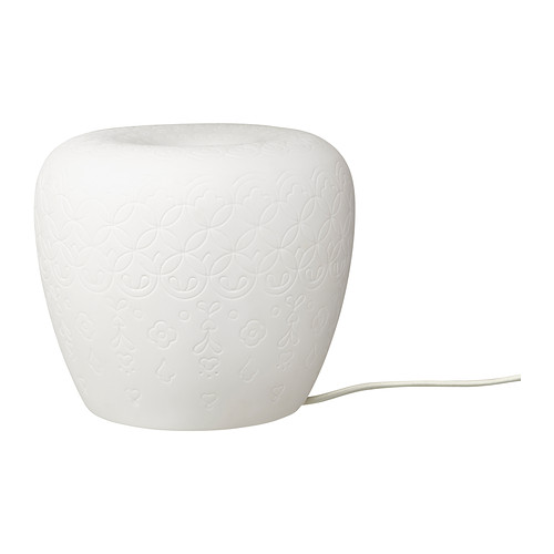 LITER Lampe de table IKEA La lumière brille à travers la lampe en céramique, créant une lueur chaleureuse et mettant en valeur les motifs du luminaire. 