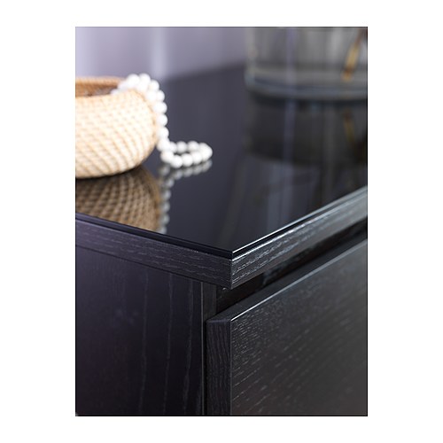 commode blanche dessus verre