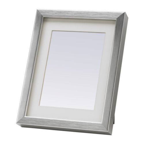 RIBBA Cadre IKEA Le passe-partout fait ressortir la photo et rend l'encadrement plus facile. 