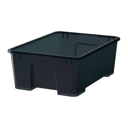 SAMLA Boîte IKEA Cette boîte peut servir à ranger les équipements de sport, les outils de jardinage ou les accessoires de buanderie. 