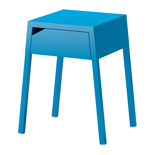 SELJE Table de chevet IKEA Le tiroir peut accueillir une rallonge pour vos chargeurs. 