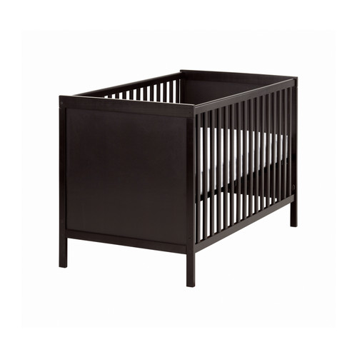 SUNDVIK Lit bébé IKEA 2 hauteurs de sommier possibles.  Un des côtes du lit est amovible. 