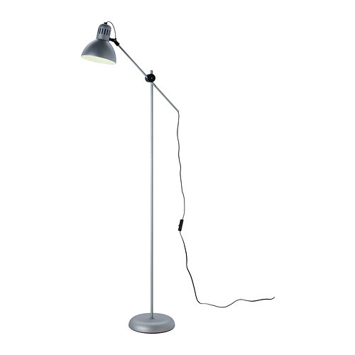 TERTIAL Lampadaire/liseuse IKEA À la fois lampadaire et liseuse : vous pouvez facilement la déplacer entre le canapé et le bureau. 