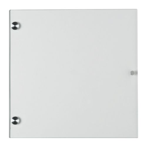 TRÄBY Porte vitrée IKEA Des portes vitrées permettent de garder vos objets à l'abri de la poussière mais toujours visibles.   Vendues séparément. 