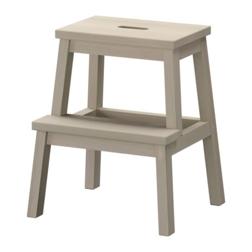 BEKVÄM Fellépő IKEA Tömör fa; tartós, természetes anyag.  A felső lépcsőn egy lyuk van, ennél fogva a lépcsős zsámoly könnyen mozgatható. 