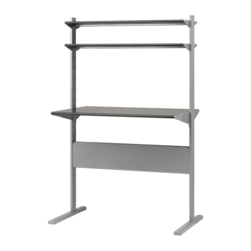 FREDRIK Számítógépes munkahely IKEA Az asztallap, igény szerint, különféle magasságokba szerelhető.  Vezetékpolc a hátoldalon: rendezett vezetékek. 