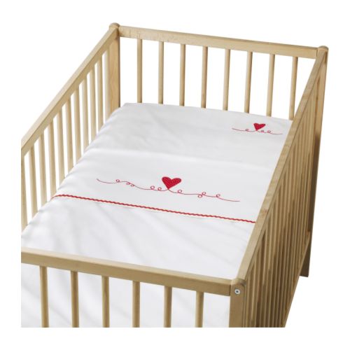 FABLER HJÄRTA Lenzuolo e federa per lettino, rosso/bianco
			                        &nbsp;Lunghezza: 150 cm Larghezza: 110 cm Lunghezza federa: 35 cm Larghezza federa: 55 cm  