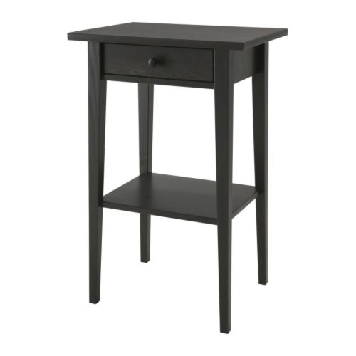 HEMNES Comodino IKEA Il cassetto, facile da aprire e chiudere, è provvisto di fermacassetto.  Legno massiccio: un materiale naturale resistente. 