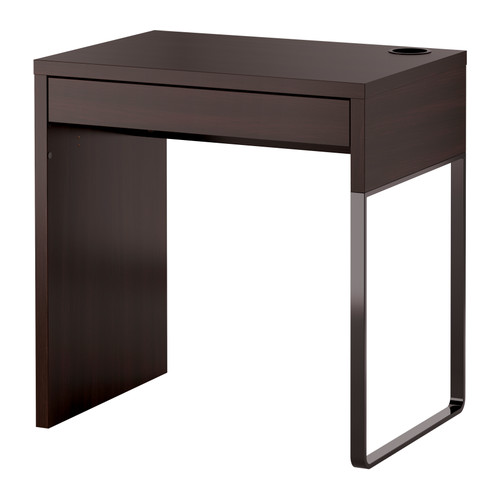 MICKE Scrivania IKEA È facile tenere cavi e multiprese a portata di mano ma non in vista grazie all'apertura sul pannello di fondo. 