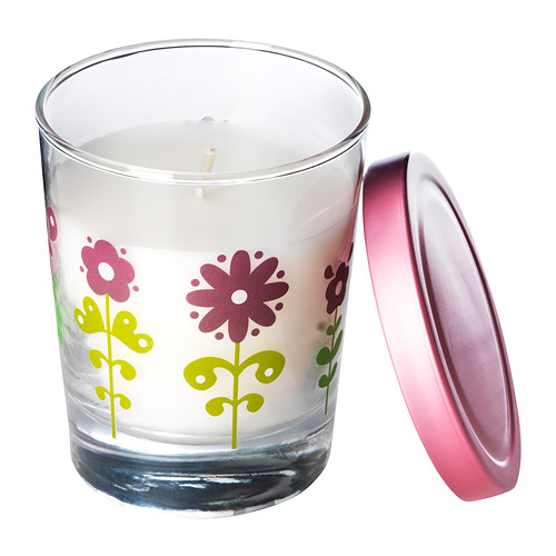 TIMGLAS Candela profumata con bicchiere IKEA Con il coperchio è facile spegnere la candela e conservarne il profumo. 
