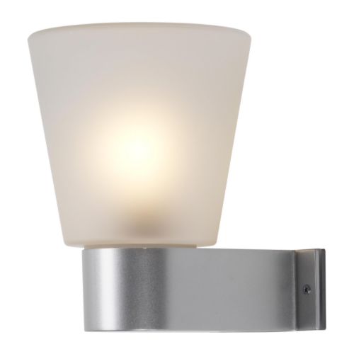 UTÅS Lampada da parete IKEA Il vetro smerigliato diffonde una luce non abbagliante. 