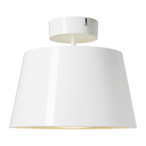 KULLA Plafondlamp &nbsp; Het inwendige kunststof kapje zorgt dat het licht niet verblindt. 