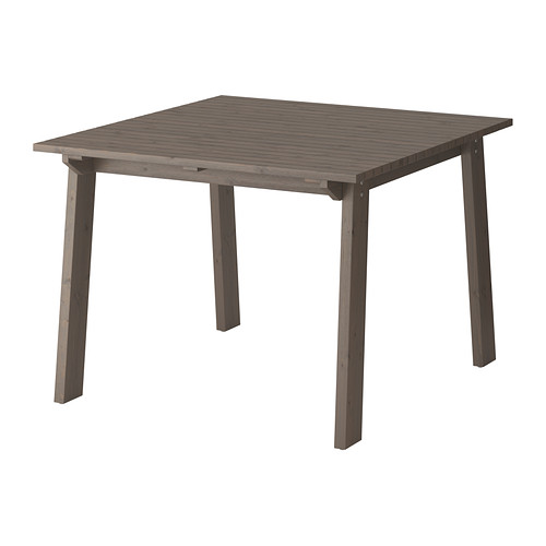 SUNDERÖ Tafel IKEA De latten in het tafelblad zijn gezaagd met de jaarringen meer verticaal, waardoor het hout extra sterk is voor gebruik buiten. 
