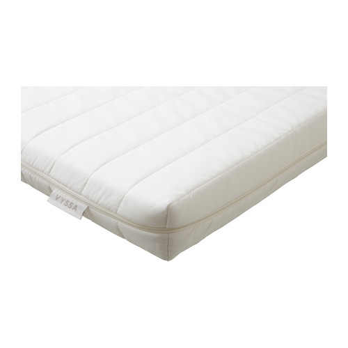 VYSSA SNOSA Matras voor babybed IKEA Matras met comfort naar keuze; de eivormige kant geeft meer ventilatie en drukvermindering dan de vlakke kant. 
