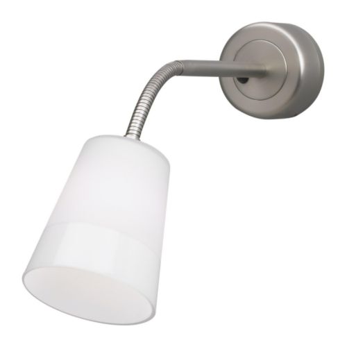 BASISK Veggspotlight IKEA Stillbart lampehode gir deg mulighet til å stille inn lyset slik du vil.  Skjerm av munnblåst glass; hver skjerm er unik. 