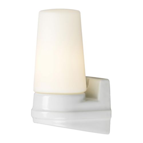 BROMÖLLA Vegglampe IKEA Lyset spres jevnt; gir generell belysning.  Munnblåst glass; hvert glass er unikt. 