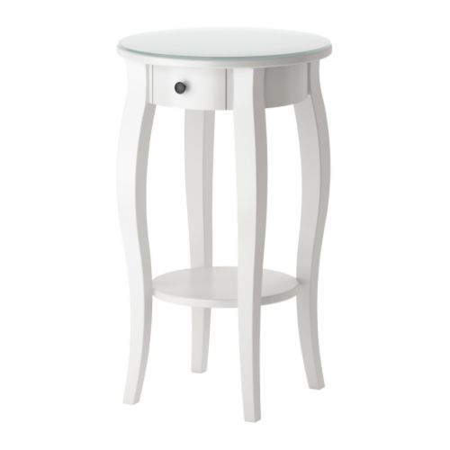 HEMNES Nattbord IKEA Skuffen som er enkel å åpne og stenge har uttrekksstopp. 