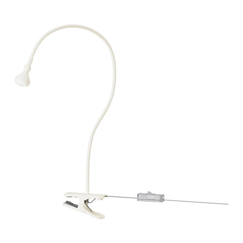 JANSJÖ LED klemmespotlight IKEA Har innebygde lysdioder (LED), som bruker cirka 85 prosent mindre energi og varer 20 ganger lenger enn glødepærer. 