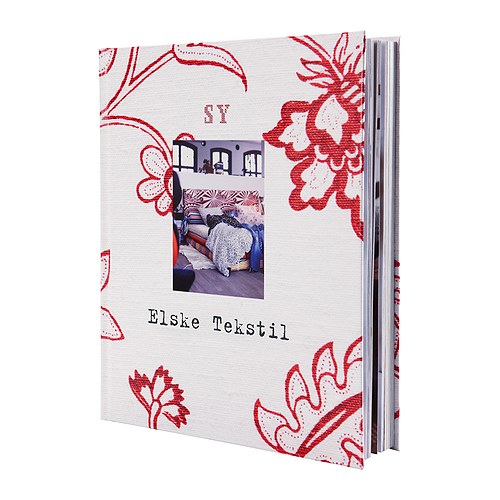 SY - ELSKE TEKSTIL Bok IKEA Denne boken skal ikke leses.   Den skal kjennes på, blas i, være til inspirasjon, skape entusiasme. 
