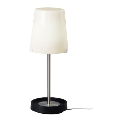 BASISK Lampa stołowa IKEA Klosz wykonano z ręcznie formowanego szkła; każdy klosz jest jedyny w swoim rodzaju. 