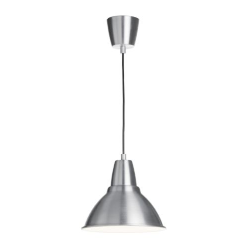 FOTO Lampa wisząca IKEA Daje światło kierunkowe, dobre do oświetlenia stołu w jadalni czy blatu barowego. 