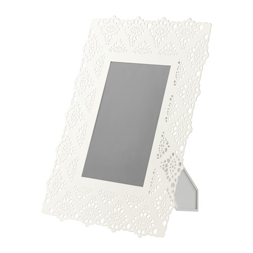 SKURAR Ramka IKEA Może wisieć lub stać, poziomo i pionowo, aby w pełni wykorzystać dostępną przestrzeń.