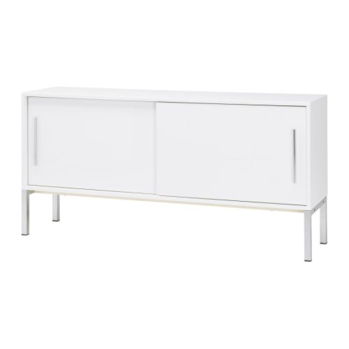 TORSBY Bufet IKEA Przesuwane drzwi oszczędzają miejsce.  2 regulowane półki - dopasuj przestrzeń do własnych potrzeb.  Otwór na kable z tyłu. 