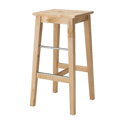 BOSSE Banco alto IKEA Orifício no assento para que seja fácil de mover.  Com apoio de pés para uma posição de máxima descontracção. 