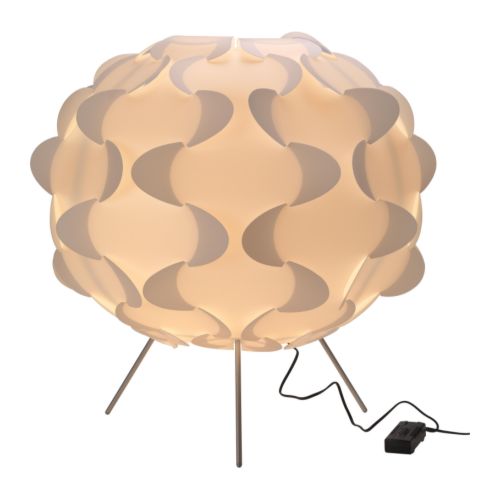 FILLSTA Candeeiro de pé IKEA Proporciona uma suave iluminação ambiente. 