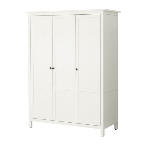 HEMNES Roupeiro c/3portas IKEA A prateleira é regulável em quatro posições diferentes.  Madeira maciça, um material natural e duradouro. 