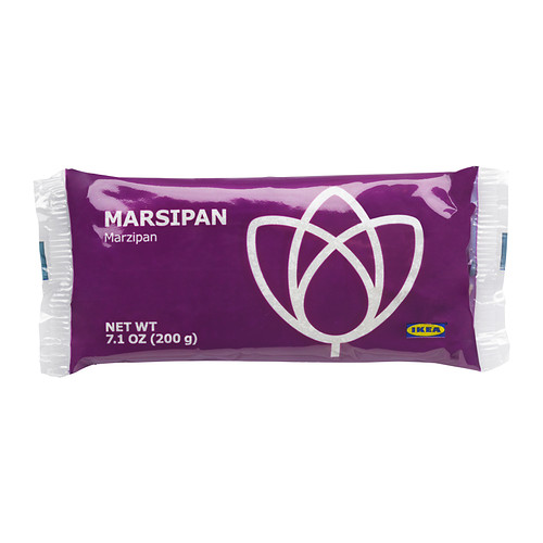 MARSIPAN Maçapão IKEA Um producto essencialmente à base de amêndoas e açúcar.   Para comer tal como está ou para preparar bolos, biscoitos e doces.   . 